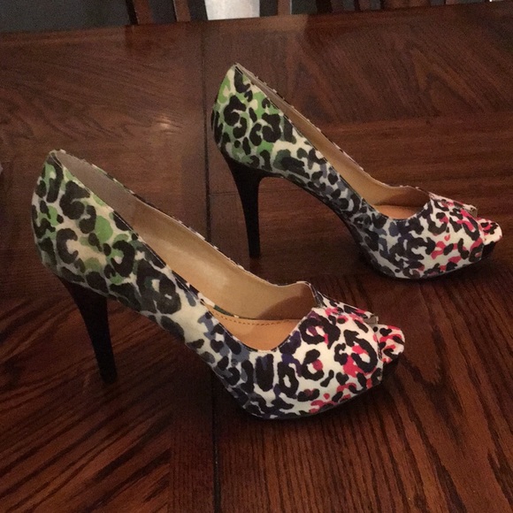 Nine West Shoes - Nine West white multi heels